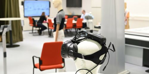 MF-Labor mit VR-Hardware und Besprechungsbereich